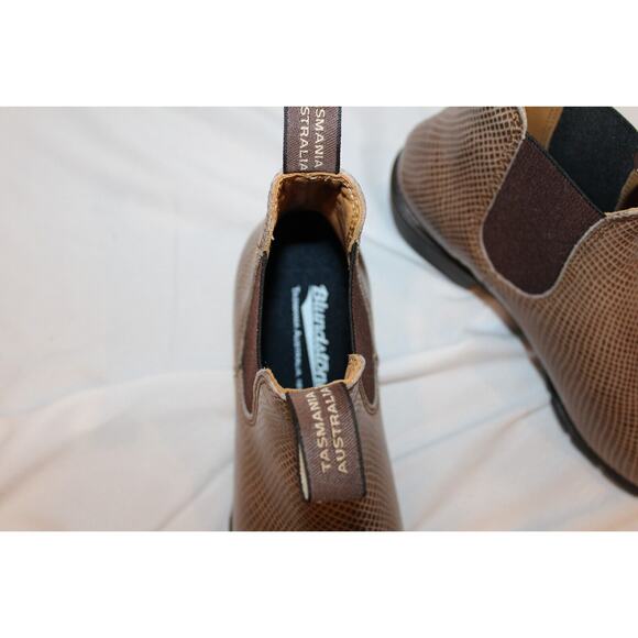 NIB Blundstone 2165‎ WOMEN'S EMBOSSED SHELL LIZARD HEELED CHELSEA BOOTS TAUPE - Picture 7 of 7